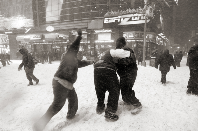 Snowball fight in Times Square 12/19/09 © Doug Kim