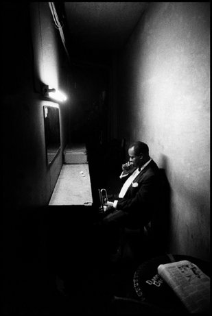 PHILADELPHIA—Louis Armstrong during the last minute of concentration in the wings before appearing in public, 1958. © Dennis Stock / Magnum Photos