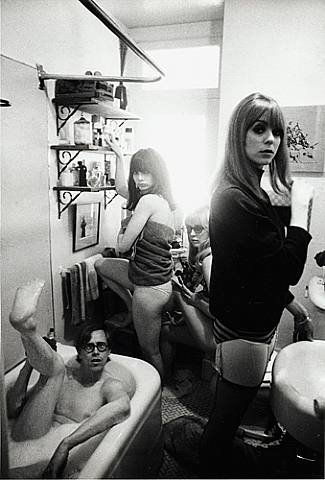 Bruce Conner (in tub), Toni Basil, Teri Garr and Ann Marshall, 1964 © Dennis Hopper