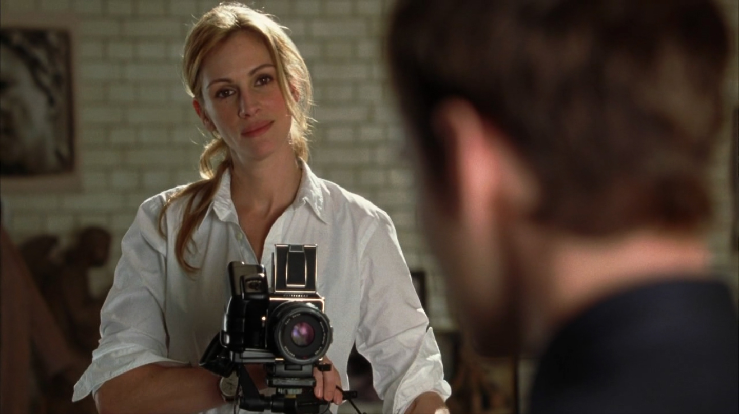 Julia Roberts shooting Jude Law with a Hasselblad; from the movie Closer (2004)