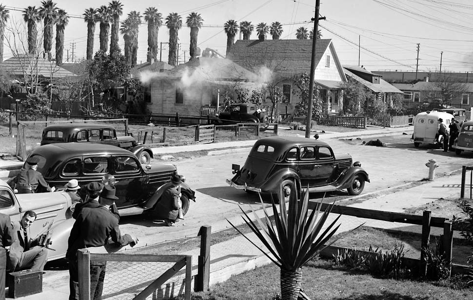 1938 police shootout, Los Angeles © J. H. McCrory, Los Angeles Times