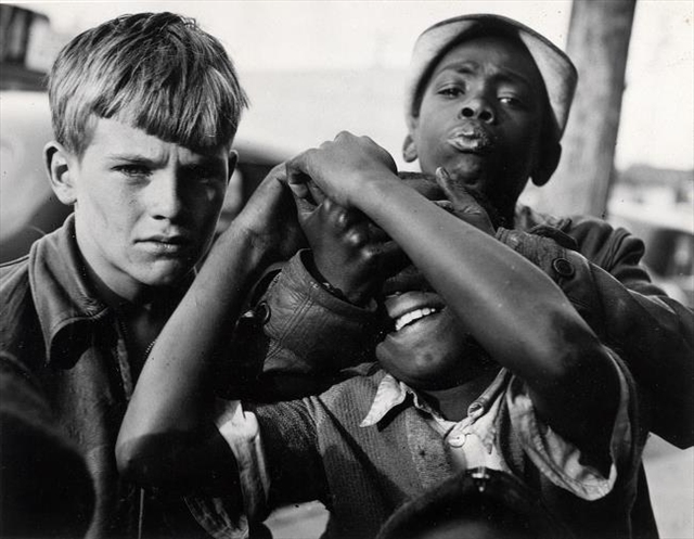 West side - Dockside, white and 2 black boys © Clemens Kalischer, 1950