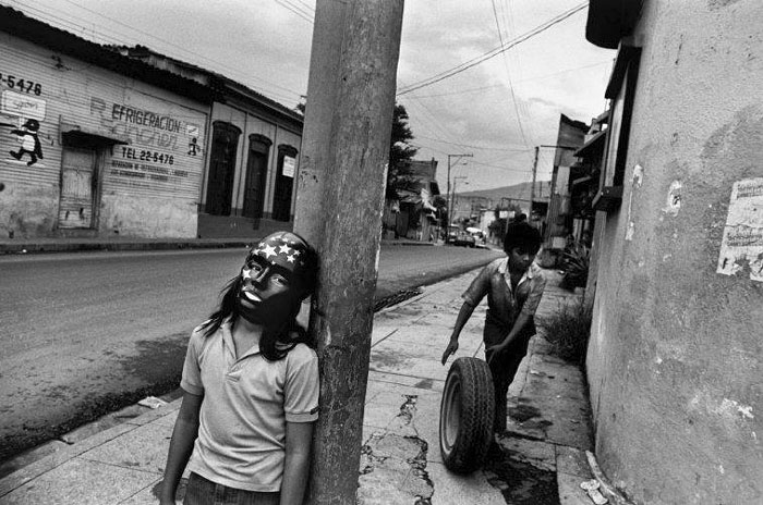 El Salvador. San Salvador © 1992 Larry Towell/Magnum Photos