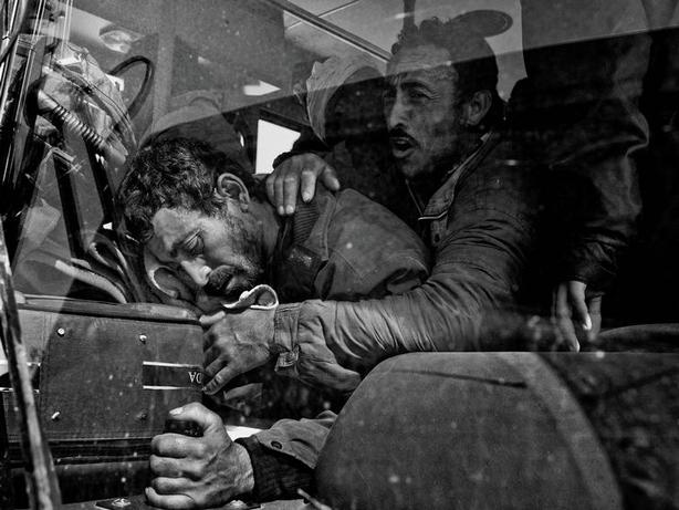 TUNISIA—At the Ras Jedir border crossing, Egyptian workers who had been residing in Libya cross the border into Tunisia, March 2011. © Alex Majoli / Magnum Photos