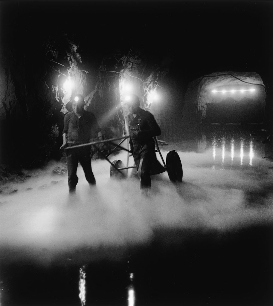 Tir à l'oxygène liquide. Transport des cartouches, Mine de Murville, Meurthe et Moselle, 1960 © Atelier Robert Doisneau courtesy of GAMMA-RAPHO Agency