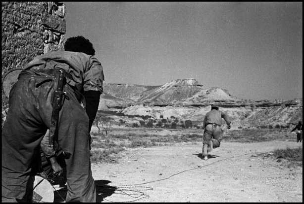SPAIN—A Republican machine-gunner behind stones, Nov. 7, 1938. © ROBERT CAPA © 2001 By Cornell Capa / Magnum Photos