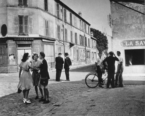 Sunday morning in Arcueil 1945 © Robert Doisneau
