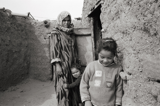 Berber family, Sahara, Morocco; Leica MP 0.58, 35mm Summicron, Kodak Tri-X © Doug Kim