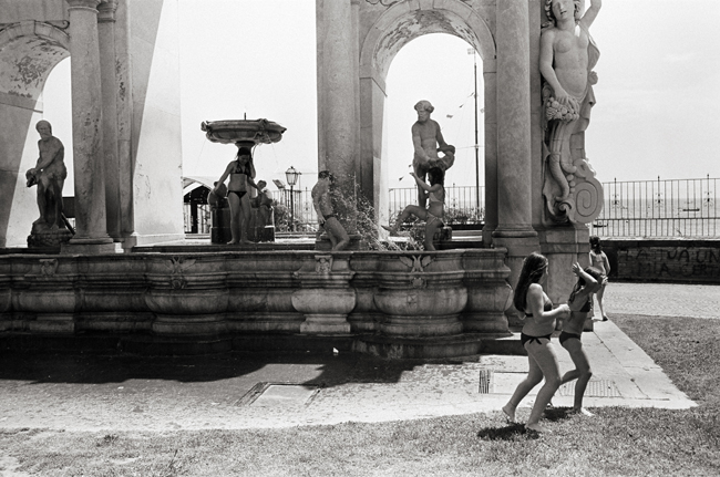 Via Francesco Caracciolo, Napoli; Leica MP 0.58, 35mm Summicron, Kodak Tri-X © Doug Kim