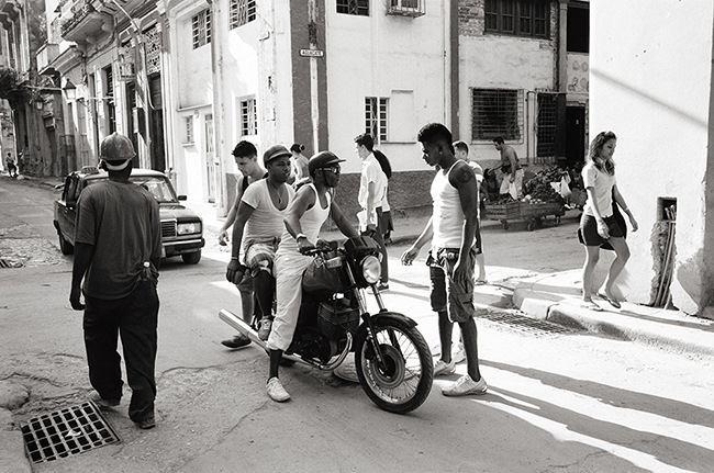 La Habana Vieja, Havana, Cuba; Leica MP 0.58, 35mm Summicron, Kodak Tri-X © Doug Kim