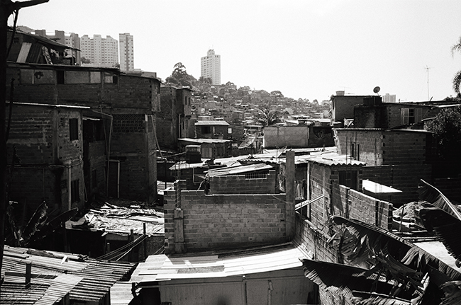Paraisópolis, São Paulo, Brasil; Leica MP 0.58, 35mm Summicron, Kodak Tri-X © Doug Kim