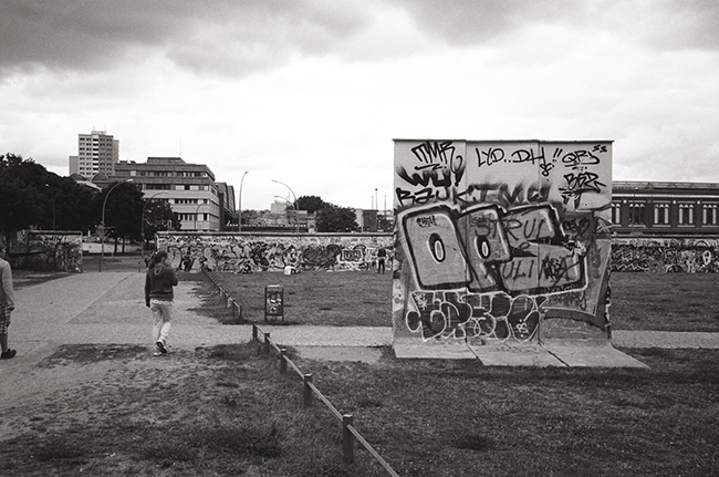 Die Mauer, Berlin; Leica MP 0.58, 35mm Summicron, Kodak Tri-X © Doug Kim