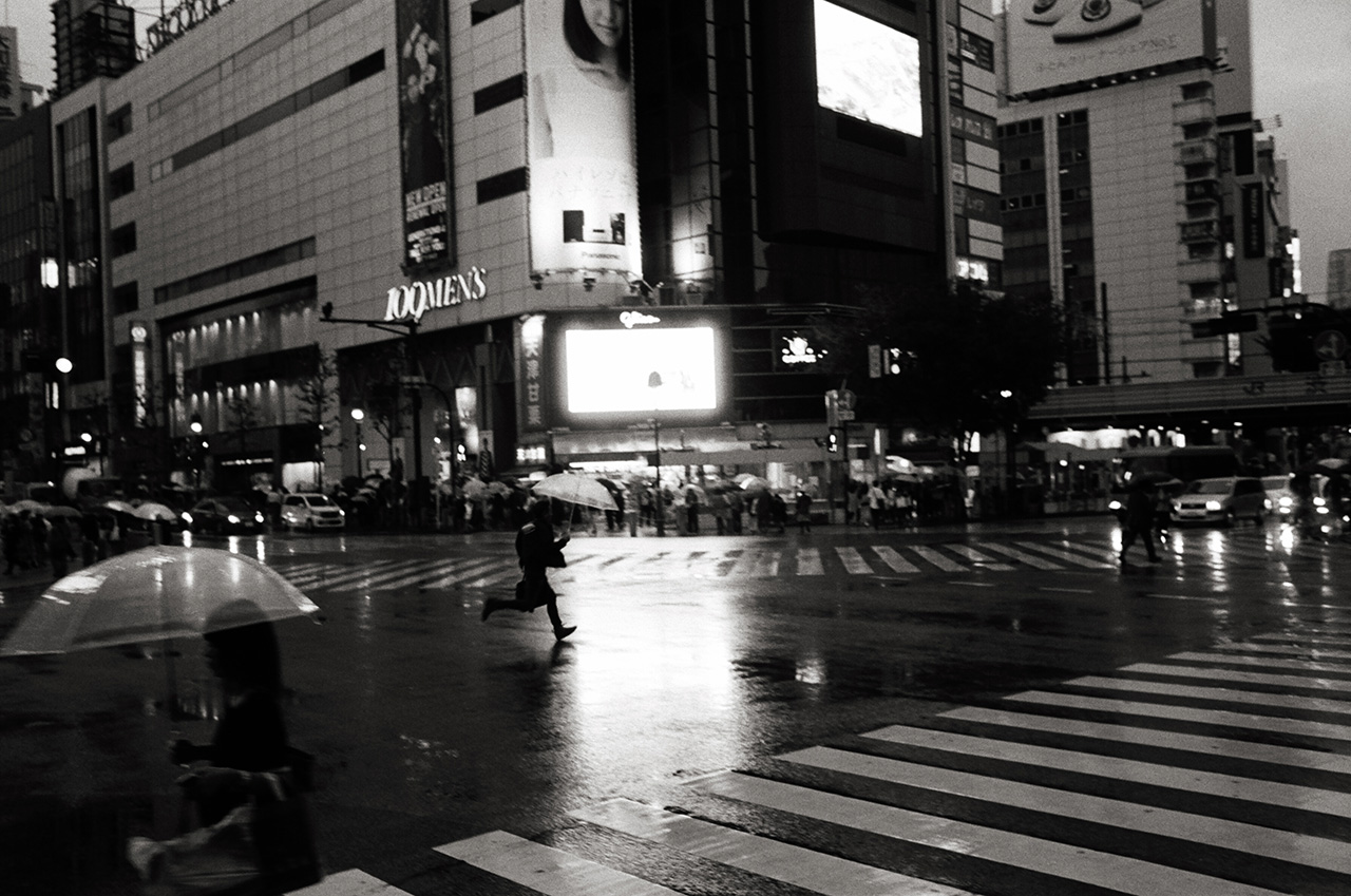 Shibuya Crossing, Tokyo, Japan; Leica MP 0.58, 35mm Summicron, Kodak Tri-X © Doug Kim