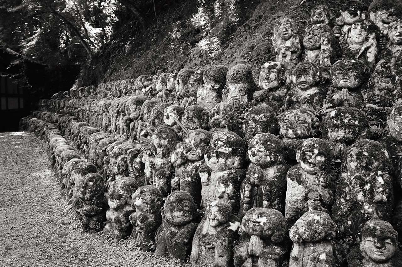 Otagi Nenbutsu-ji temple, Kyoto, Japan; Leica MP 0.58, 35mm Summicron, Kodak Tri-X © Doug Kim