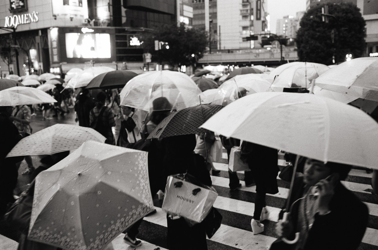 Shibuya, Tokyo, Japan; Leica MP 0.58, 35mm Summicron, Kodak Tri-X © Doug Kim
